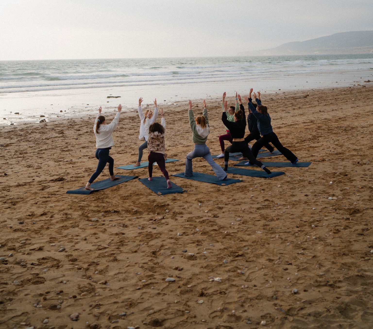 Cours de yoga face à l'océan