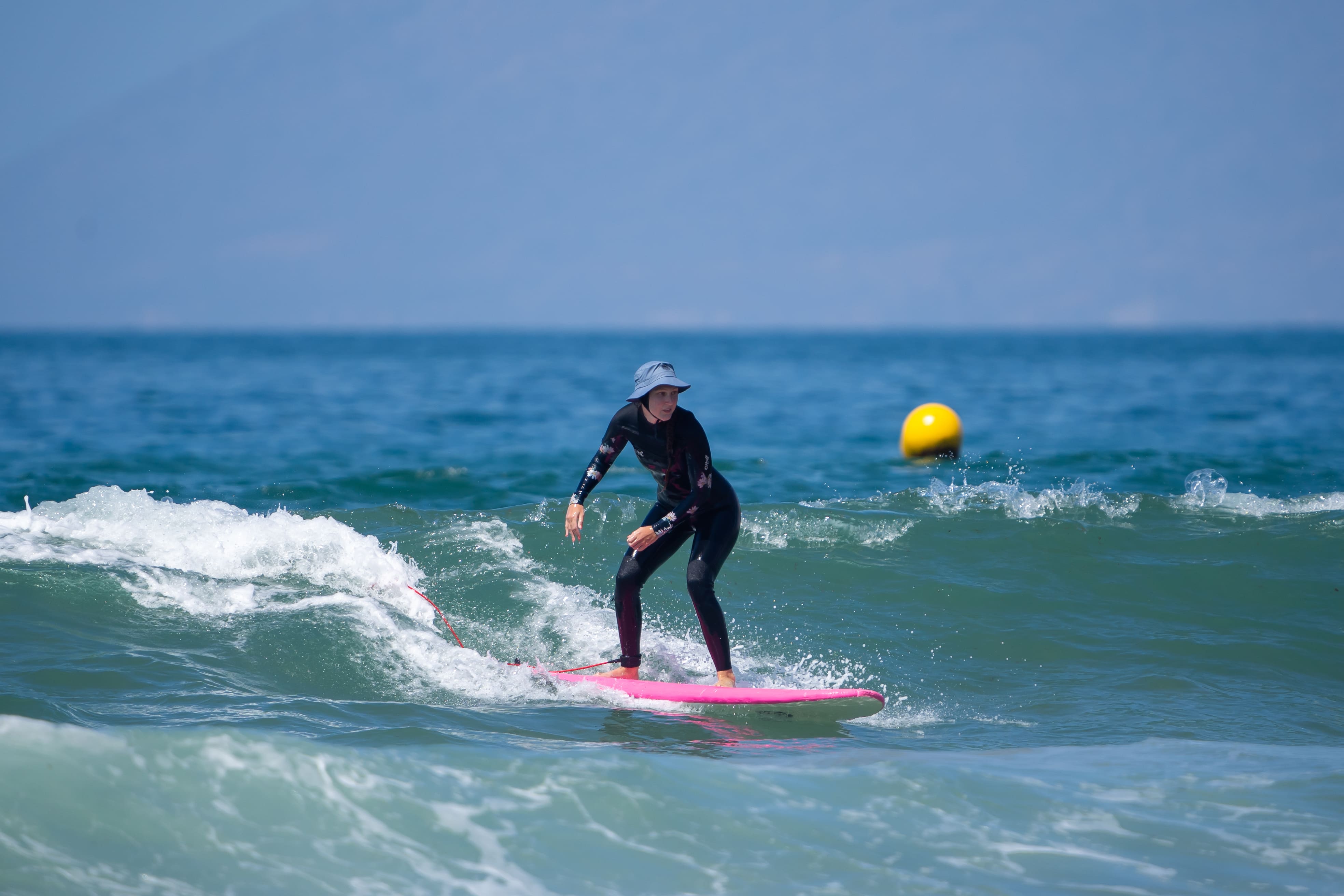 Surfeur intermédiaire sur une vague verte