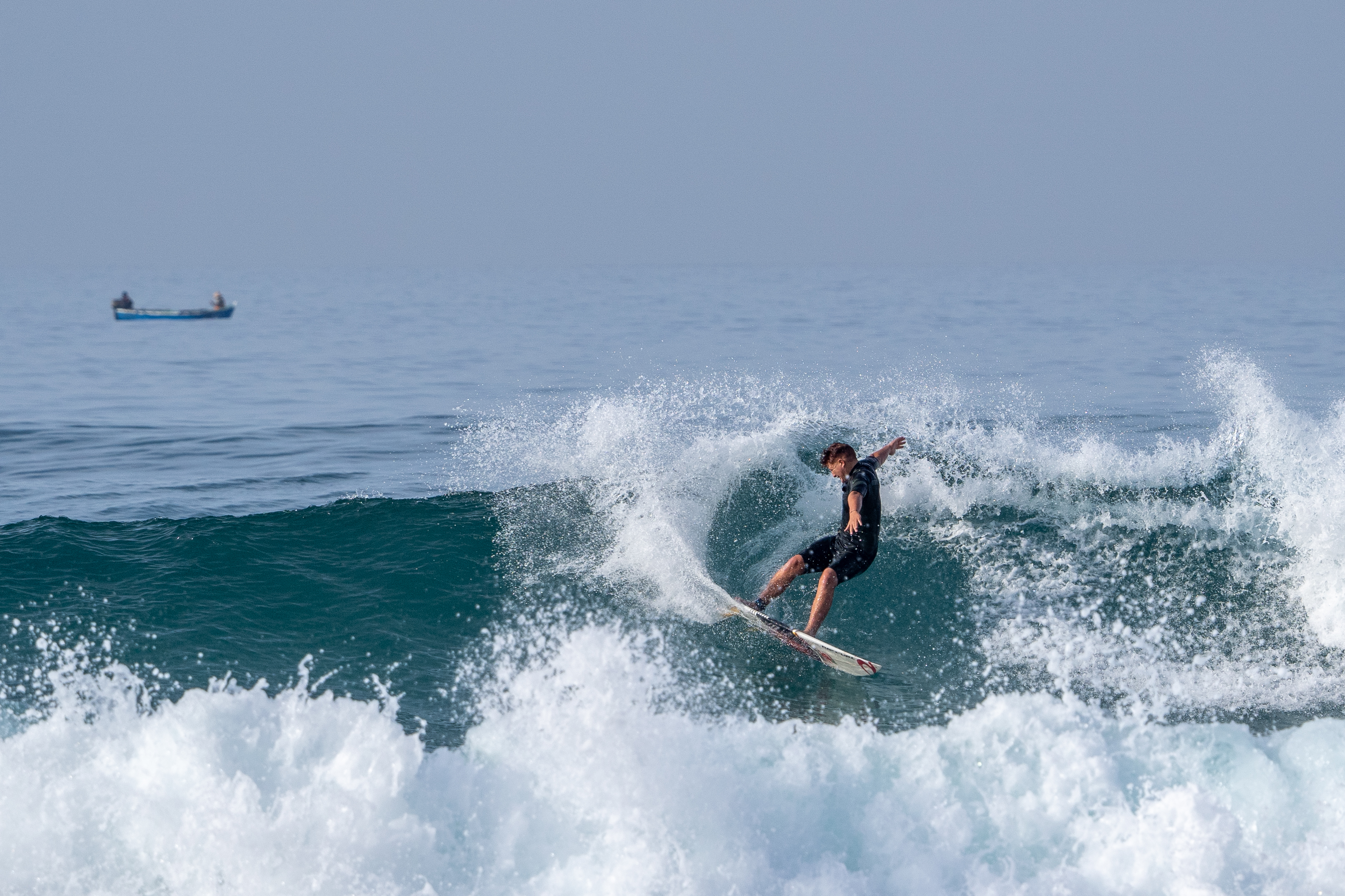 Advanced surfer carving