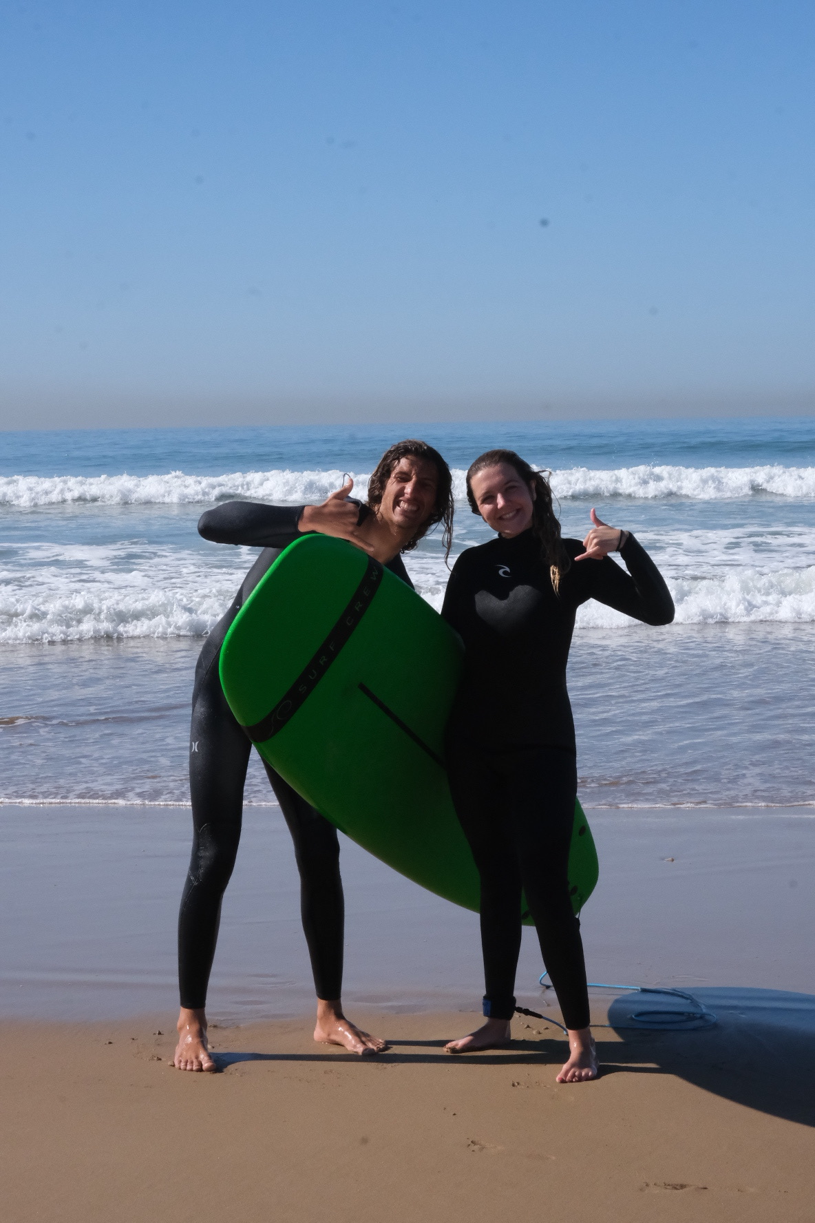 Surfeur expérimenté sur une vague au Maroc